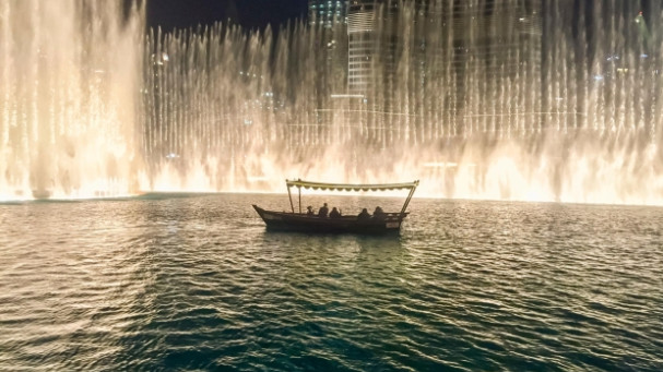 Дубай: шоу фонтанов и прогулка на абре по озеру Бурдж