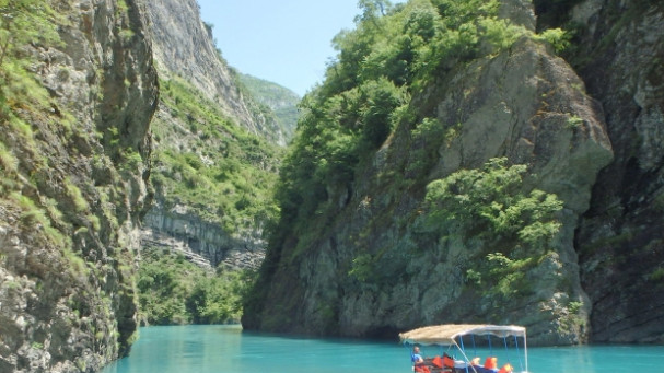 Daily tour to Lumi i Shales