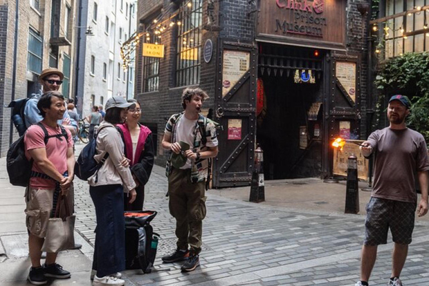 London: Top 30 Sights Walking Tour and Clink Prison Entry