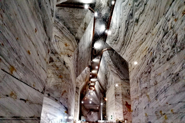 Scopri le miniere più profonde d'Europa e il fascino reale del Castello di Peles