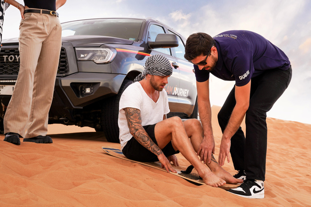 Dubai: safari nel deserto con sandboarding, quad e BBQ