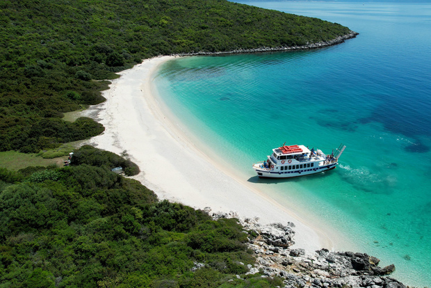 Nydri: giro delle isole in barca con pranzo barbecue sulla spiaggia