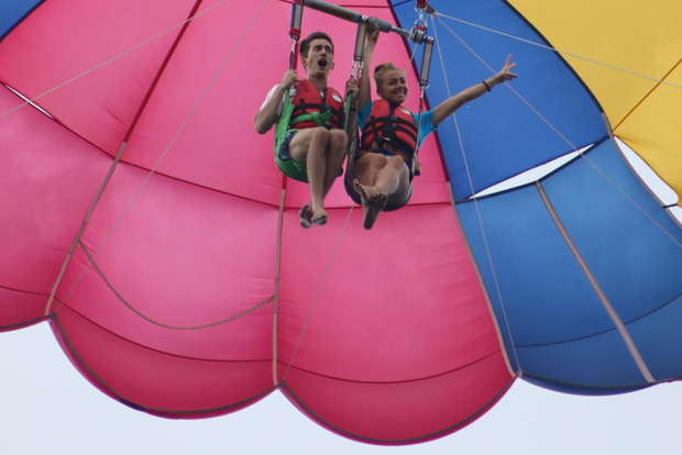 Esperienza di parasailing con istruttore