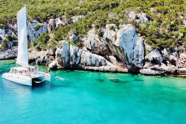 Alghero: Heldag på katamaran i naturparken Porto Conte