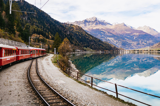 Von Mailand aus: Comer See-Kreuzfahrt, St. Moritz & Bernina Red Train