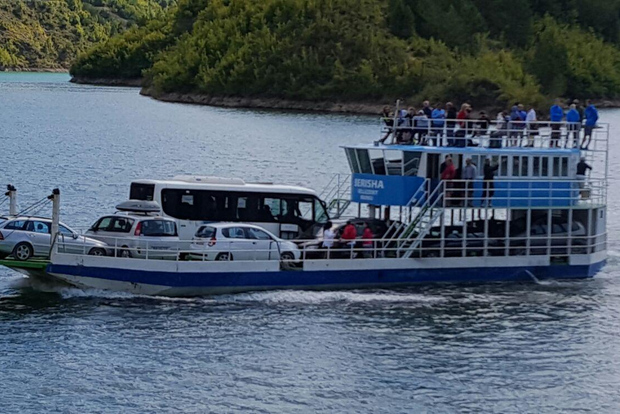 Valbona till Tirana Buss med färja på Koman-sjön