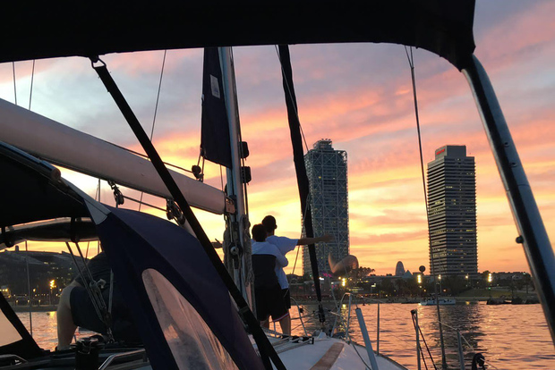 Barcellona: gita in barca con cava in un'incredibile barca a vela