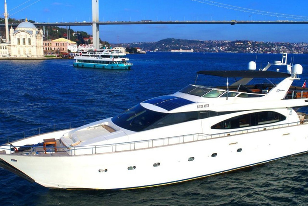 Istanbul: crociera al tramonto sul Bosforo in yacht con guida dal vivo