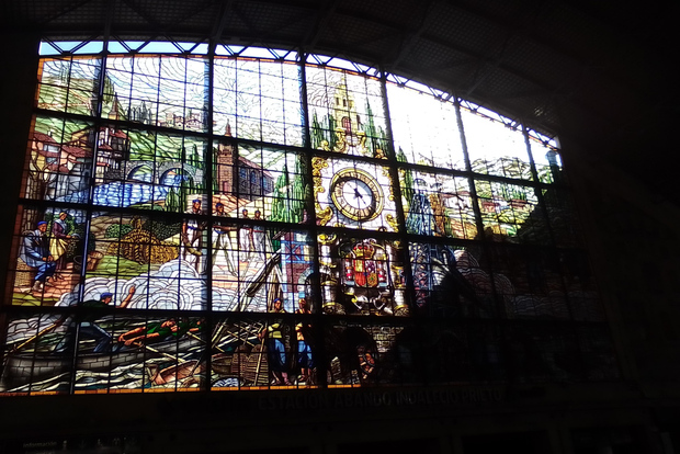 Bilbao: Sono una guida che mostra la storia della città di Bilbao.