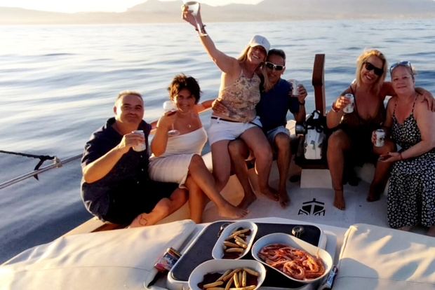 Estepona: Båtutflykt med delfinsökning med dryck och snacks