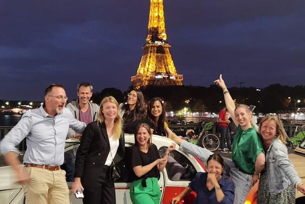 Parigi: giro turistico della città di notte in un'auto d'epoca