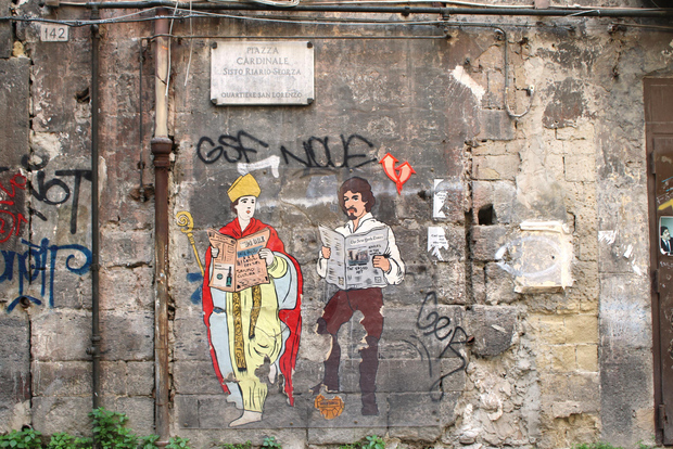 Naples: Private Family Mythology Treasure Hunt w/ Food Stops