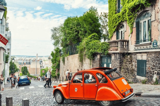 PARIGI: tour a piedi del Moulin Rouge e di Montmartre SEMI-PRIVATO