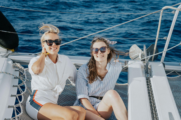 Milos: Crociera di un giorno intero in catamarano premium Kleftiko e Polyegos