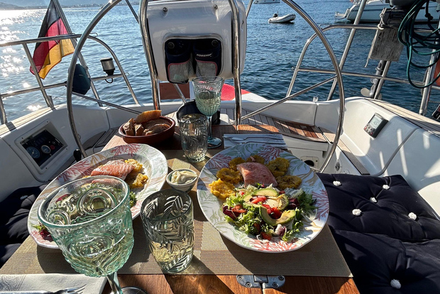 Алькудия: романтическое путешествие на парусной лодке с ужином на двоих