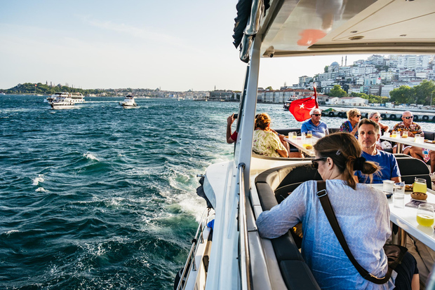 Istanbul: crociera al tramonto sul Bosforo su uno yacht di lusso