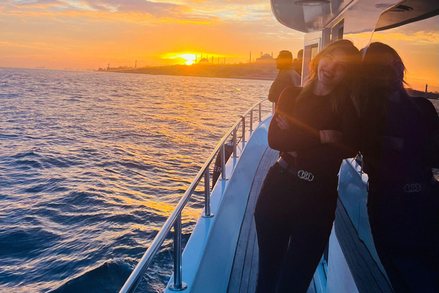 伊斯坦布尔:博斯普鲁斯海峡日落或夜间游艇巡游及接送服务