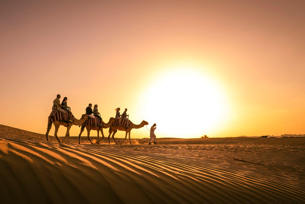Dubai: Trekking a cammello al tramonto, Al Khayma Camp, osservazione delle stelle e barbecue