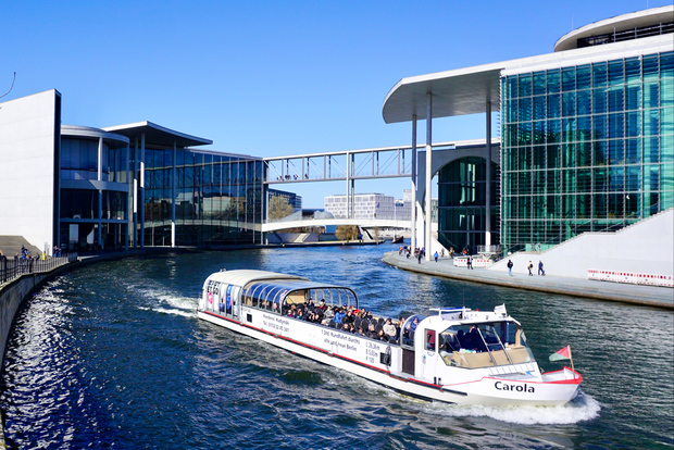 Berlino: crociera fluviale in barca riscaldata con guida bilingue dal vivo