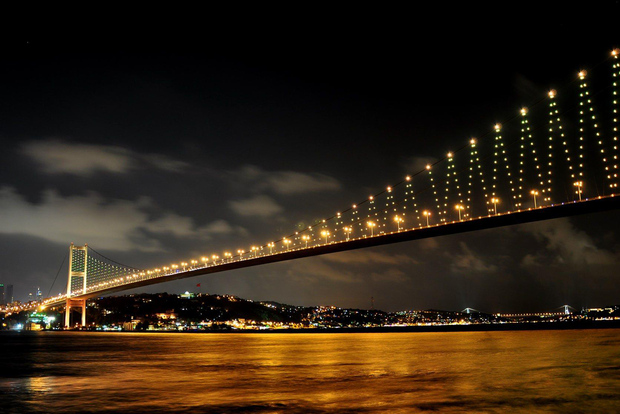 Istanbul: Un breve viaggio lungo il Bosforo di sera