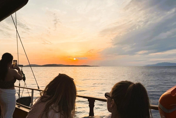 Mykonos: Crociera in barca al tramonto con cena leggera e bevande