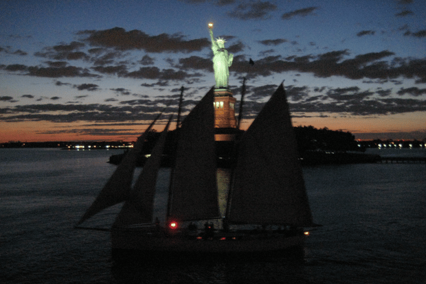 Vela in goletta con le luci della città di New York