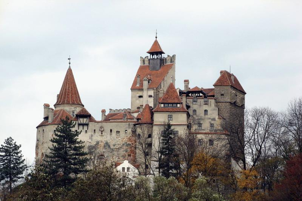 Premium Tour Bran & Peles Castle from Bucharest