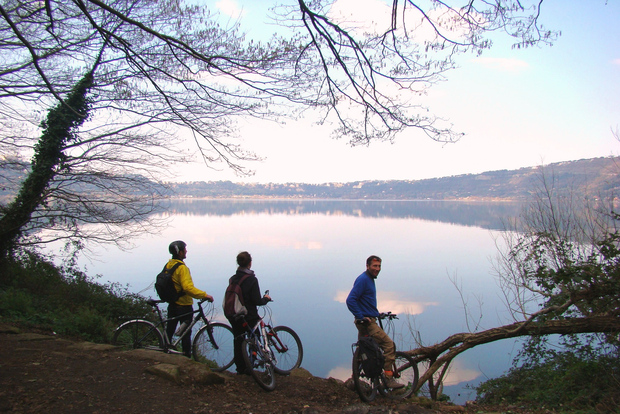 Roma: tour privato di un giorno in bici elettrica sulla Via Appia e sul Lago Albano