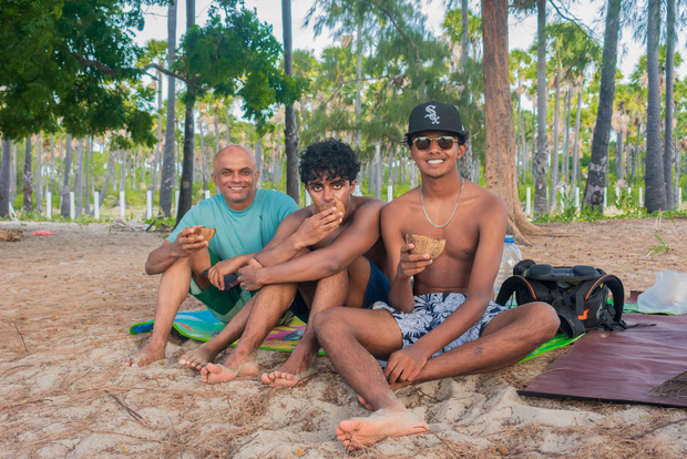 Jaffna: pesca nella laguna con una guida locale