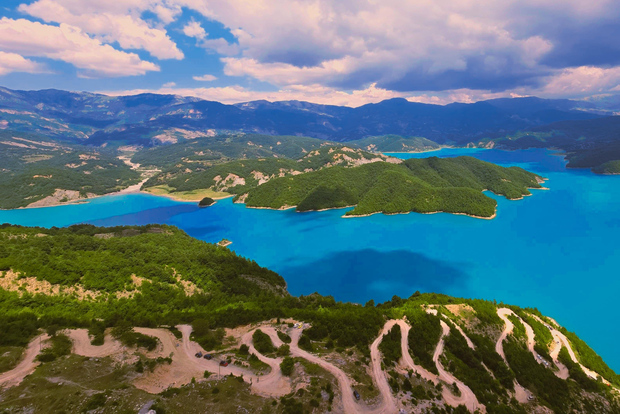 Från Tirana: Bovillasjön & Gamti Mountain Vandring Dagsutflykt