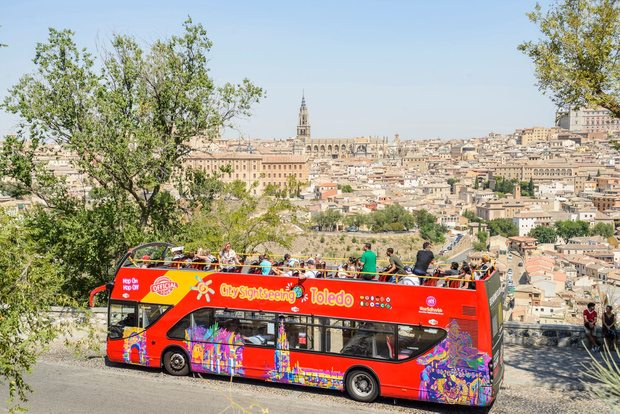 Toledo: Hop-On Hop-Off Bus Tour, Walking Tour & Alcazar