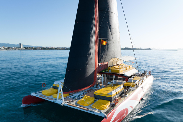 Cambrils: Passeio de Catamarã com Bebidas e Opção de Almoço com Churrasco