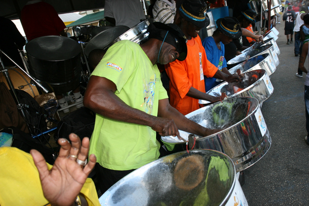 Puerto España de Noche: Visita a los Patios de Steelpan