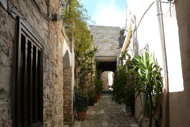 Promenad runt byn Pano Lefkara och sjön Lefkara
