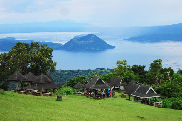 From Manila: Panoramic Tagaytay Ridge Tour