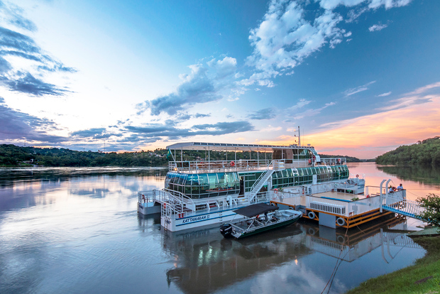 From Foz do Iguaçu: Sunset Catamaran Tour with Meal