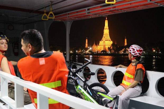 Bangkok: Giro notturno in bicicletta e cena in un ristorante locale