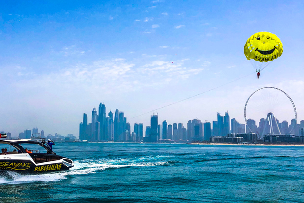 Dubai: un'avventura in parasailing sulla costa iconica di Dubai