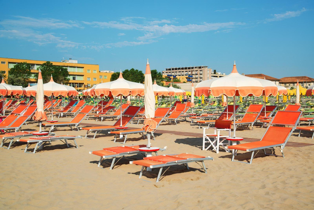 Riccione: Parasoll och solstolar på Beach 209