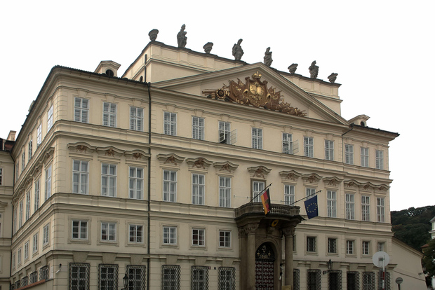 Прага: Обзорная пешеходная экскурсия по посольству Германии, 1989 г.