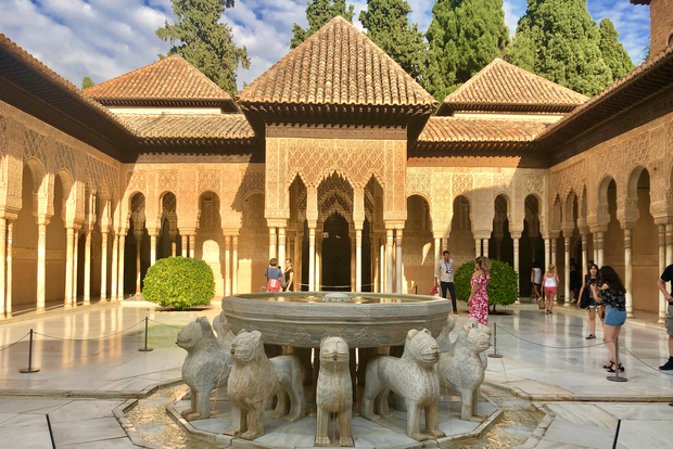 Alhambra: tour privato guidato con ingresso prioritario