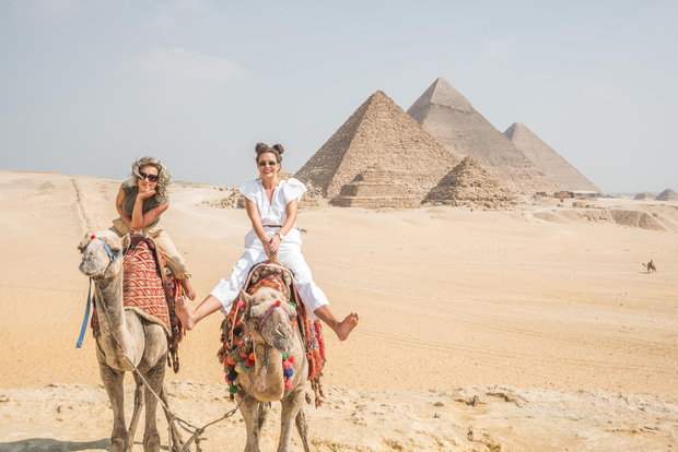 Cairo: Female-Guided Pyramids, Bazaar, and Museum Tour