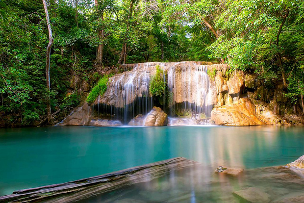 Bangkok: tour spagnolo delle cascate di Kanchanaburi ed Erawan