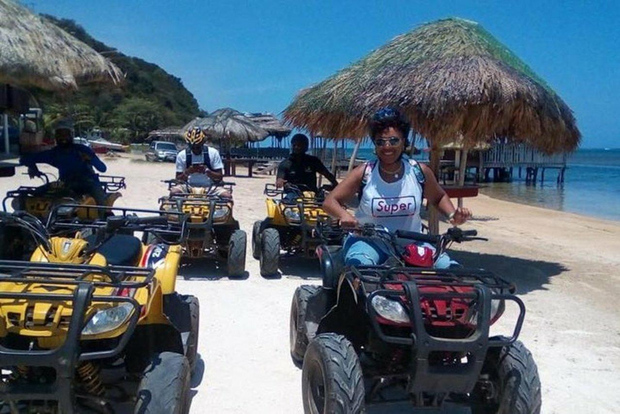 Roatán: ATV, tirolina, santuario de vida salvaje y club de playa