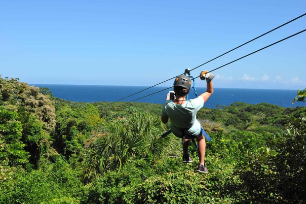 Roatán: Zip-line, Snorkel and Daniel Johnson Sanctuary Tour