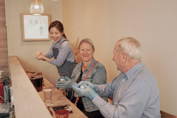 Tokyo: lezione di preparazione di polpette di riso e tour in bici delle zone locali