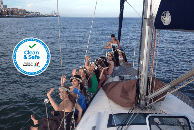 Tour privato di Lisbona di 2 ore in barca a vela/catamarano a motore