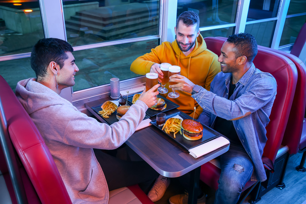 Lussemburgo: cena all'americana in un autobus d'epoca