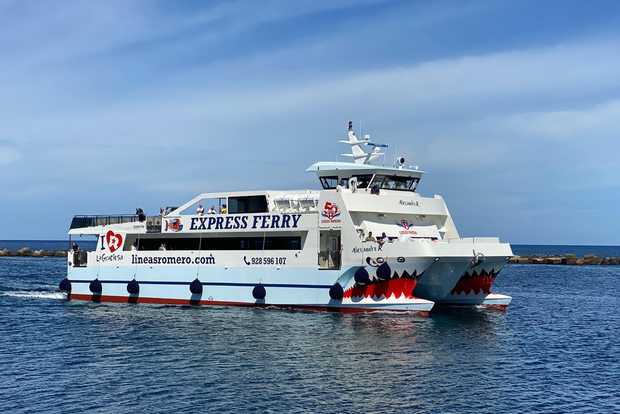 Lanzarote: Return Ferry to La Graciosa with Bus Pickup