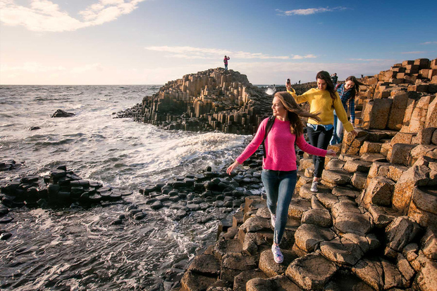 Von Belfast aus: Giant's Causeway Guided Day Tour With Castles